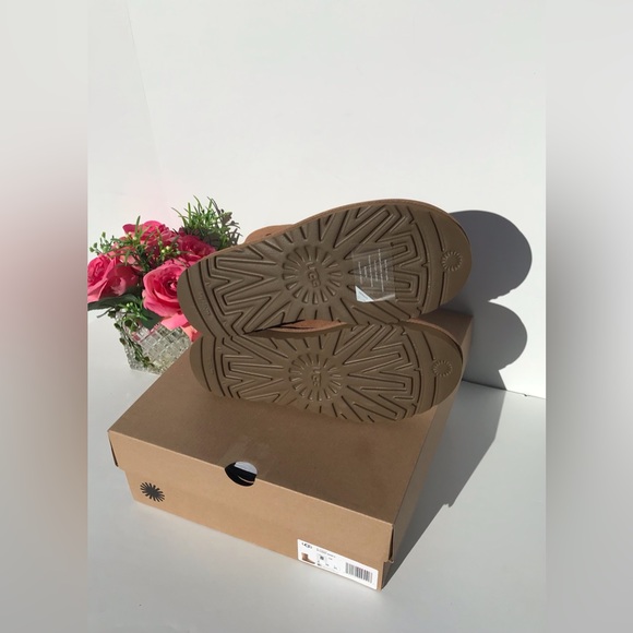 UGG Classic Short II Boot - Picture 7 of 8